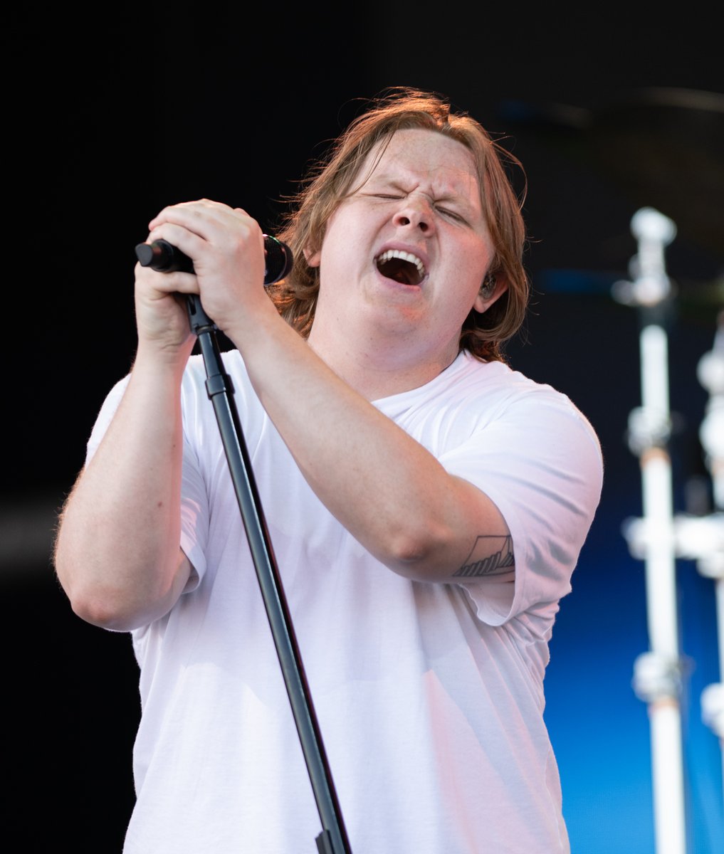 La empatía del público 👏🏻 al ver que #LEWISCAPALDI sufre espasmos por el Síndrome de Tourette en pleno concierto ❤️🩹 Créditos 🎥 #BBC