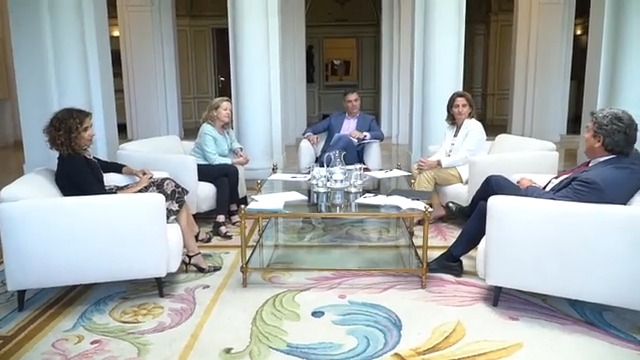 Esta mañana he mantenido una sesión de trabajo con el equipo económico. Seguimos trabajando para consolidar el crecimiento de nuestra economía y la creación de empleo con justicia social. ¡Avanzamos!