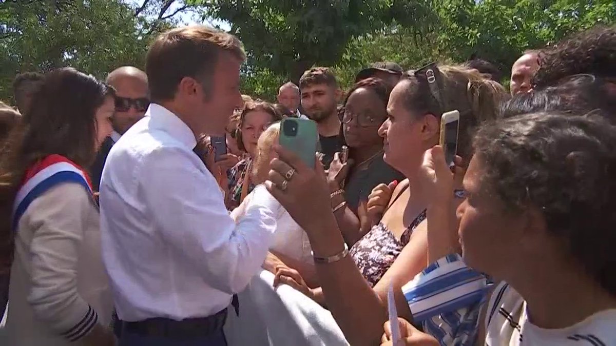 💬 "Je fais le tour du Vieux-Port ce soir avec vous, je suis sûr qu’il y a 10 offres d’emploi" À Marseille, Emmanuel Macron répond à une dame qui l'interpelle sur la situation professionnelle de son fils
