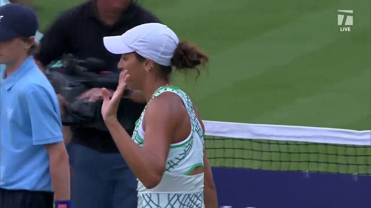 🇺🇸 Madison Keys kicks off her grass court season with a 7-6(4), 6-4 win over Martincová! #RothesayInternational 9 aces for the 2014 champion 💪