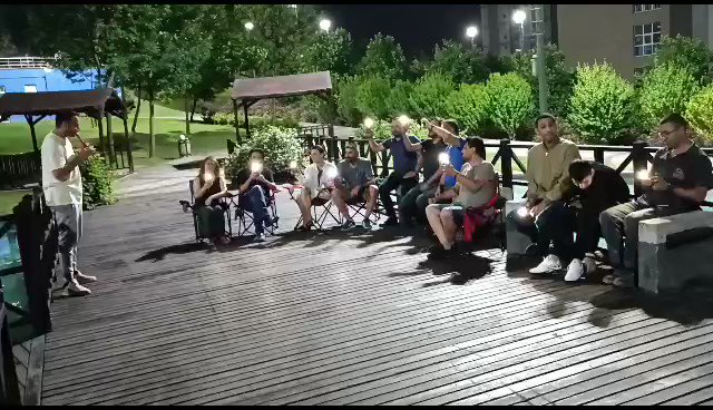 Şanlıurfa konserine 8 kişi gelen Yavuz Bingöl’ün rekorunu canlı yayında radyoda kırdık. Belediye desteği yok, bilboard yok… Toplu taşıma yok. Gecenin ikisinde Halkalı’da bir parkta dinleyicimiz Burak flüt çaldı. Birbirini tanımayan 12 kişi radyodan duyup geldi… Çok da uzun sürmedi gelmeleri… İşte konserden bir an🤪 #matrax #kafaradyo