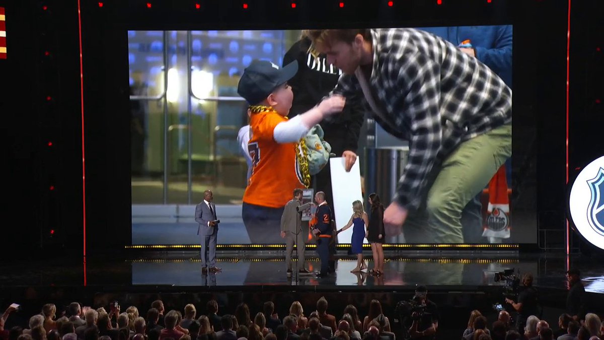 An extra special Hart Trophy presentation. 💜 The Stelter family flew into Nashville to surprise Connor McDavid (Connor McDavid) in honor of Ben. #NHLAwards