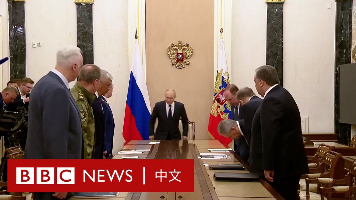 克里姆林宫的官方画面显示,周一(6月26日)晚上,俄罗斯总统普京(Vladimir Putin)会见了俄罗斯国防部长绍伊古(Sergei Shoigu)、总检察长、内政部长和联邦安全局长等高级官员。 “我召集大家是为了感谢你们这几天所做的工作,讨论目前的形势,并在分析国内发生的事件后,谈谈我们面临的任务。”普京说道。 起兵反叛的瓦格纳首领普里戈津(Yevgeny Prigozhin)曾要求解雇绍伊古。 普京当天在演讲中,措辞强硬地批评参与反叛的瓦格纳集团首领希望“看到俄罗斯陷入血腥冲突”。 普京称,组织叛乱的人希望通过“犯罪行为”来“分裂和削弱国家”。但他把普通的瓦格纳士兵称为“爱国者”,允许他们加入正规军、去白俄罗斯或回国。 普里戈津则否认试图推翻普京政权,表示进军的目的是“为了避免瓦格纳遭到破坏”。他还称手下没有人同意与俄罗斯国防部签订收编合同。 普里戈津没有透露他所在的位置,他曾同意撤军后离开俄罗斯前往白俄罗斯。