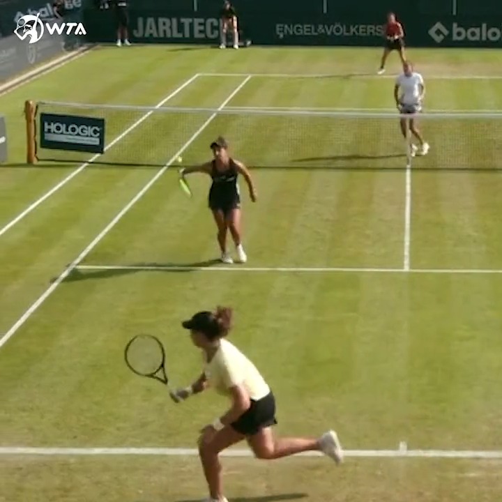 CARAMBA!! 🇧🇷 Ingrid Martins with an incredible moment of magic (and/or luck!) 👏 #BadHomburgOpen