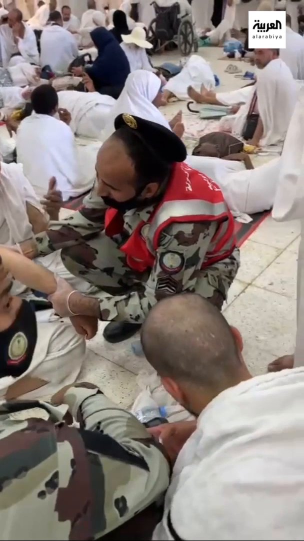 أفراد من قوات الطوارئ وجمعية السلام يباشرون إسعاف حالة إغماء في مسجد #نمرة 🕌 👮‍♂️ قوات الطوارئ كانت قد أعلنت عن تأهيل 2000 من أفرادها لتقديم الإسعافات الأولية في موسم الحج #العربية_في_الحج عبر: محمد الشقيقي|M.Alshqiqi