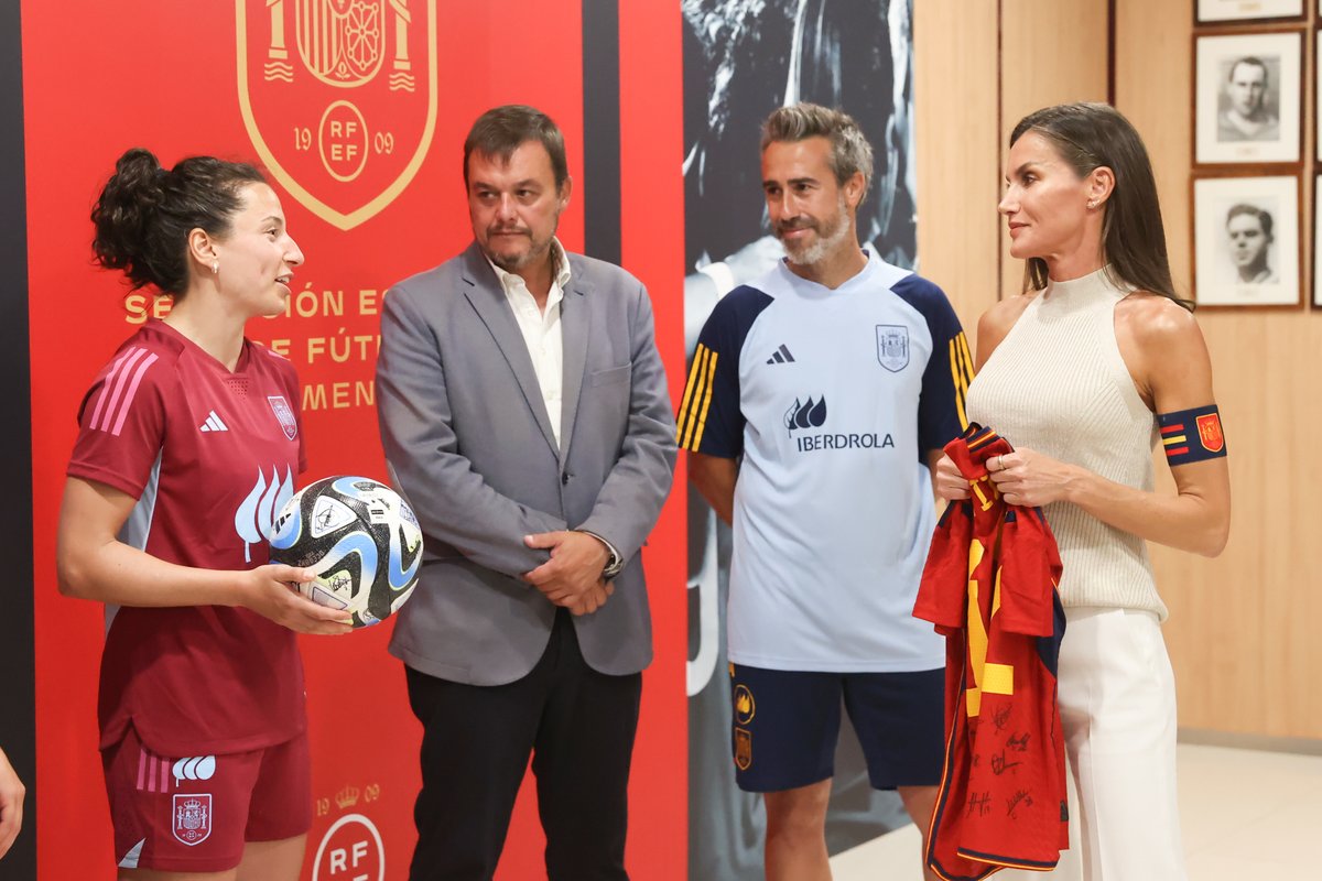 La Reina ha visitado, en la Ciudad del Fรบtbol de Las Rozas, la concentraciรณn de la Selecciรณn Espaรฑola Femenina de Fรบtbol participante en la Copa Mundial Femenina de la FIFA Australia & Nueva Zelanda 2023. โก๏ธ #FIFAWWC