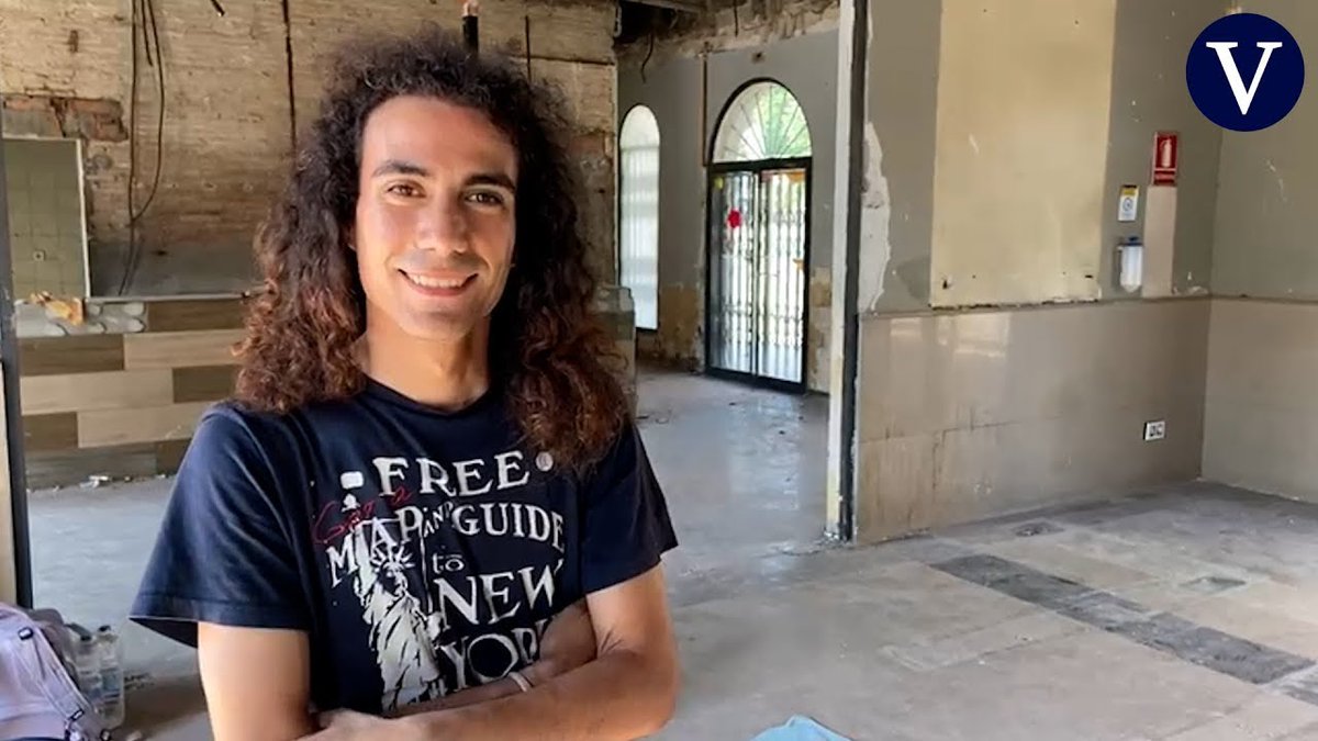 Un okupa se encierra en la estación de tren de Sant Feliu y paraliza su demolición El encierro de un ingeniero que reclama la conservación del edificio obliga a posponer los trabajos para echarlo abajo. Asegura que ahora vive allí y quiere dar visibilidad a la situación.