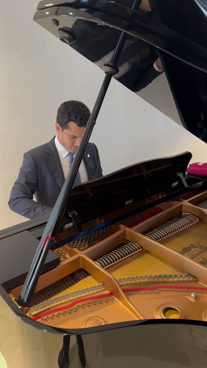 ¿Cómo se puede olvidar un amor, cuando lo llevas en el corazón? ❤️ Les recomiendo esta de Luismi - Devuélveme el amor 🎹
