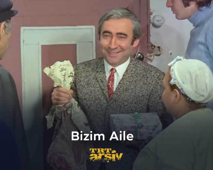 Nerede o eski bayramlar demeyelim. Eski gelenekleri yaşatmak elimizde. Kolonyası, baklavası,mendile sarılı harçlığı; yaşlısı,genci,çocuğu ile her evin neşesi, mutluluğu bol olsun. Büyüklerin ellerinden, küçüklerin gözlerinden öperim. İyi bayramlar.🌸🌺
