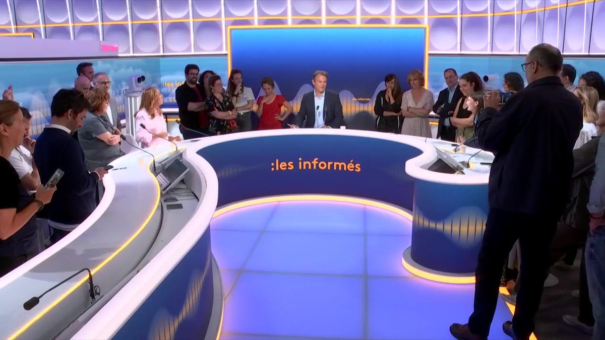 Après 5 saisons, Marc Fauvelle a présenté aujourd'hui sa dernière matinale sur franceinfo 📻 À cette occasion, Marie Dupin a relevé un défi : se glisser dans la peau de Marc, et vous dévoiler les coulisses de la matinale ! Vous y découvrirez entre autres ses talents de chanteur 💐