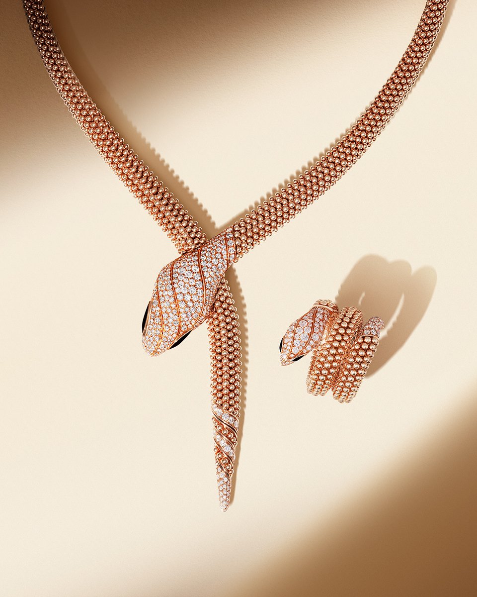 Radiating magnetism with diamond accents and mesmerizing onyx eyes, the Serpenti icon creates a truly irresistible allure. #Bulgari #Serpenti #Serpenti75