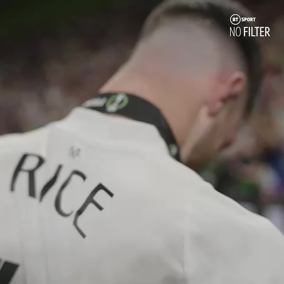 A magical moment for Declan Rice 😍 The West Ham faithful showing their appreciation to their captain after winning the Conference League final 👏