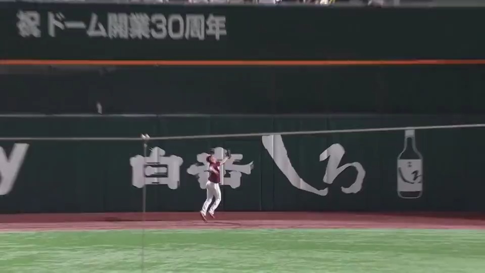 6回裏、センター深くの当たりを、辰己選手が追いながらポケットキャッチ！！！ #残念そこは辰己 #RakutenEagles #鷲が掴む