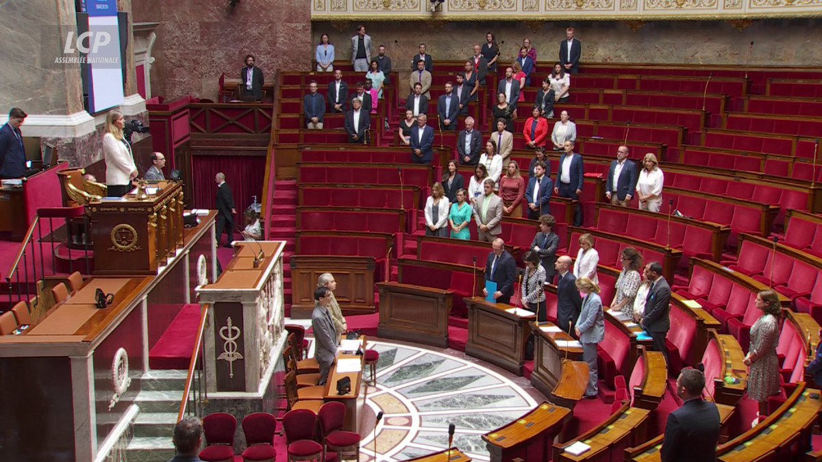 Mort de Naël à Nanterre : À l'invitation de Yaël Braun-Pivet, les députés respectent une minute de silence "en mémoire de Naël, en soutien à ses parents et à ses proches". #DirectAN #Nanterre