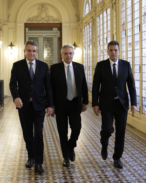 Unidos por la patria, compartimos una nueva reunión del Gabinete nacional. Trabajar por el presente y el futuro de la Argentina es el camino para seguir creciendo 🇦🇷