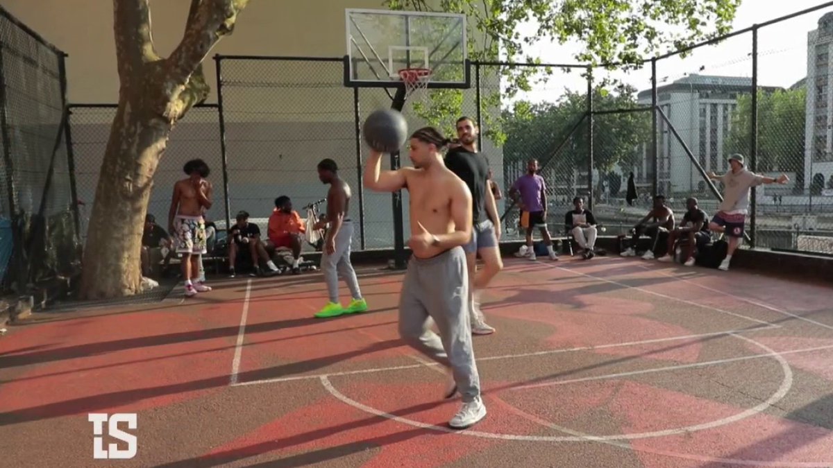 🗣️ #TLS | " C'était un terrain de pétanque, le terrain a été rénové en 2020 et il est en plein essor " 🔥 🏀 Partez à la découverte du terrain de Jemmapes surnommé " La Baltizone " très fréquenté par les fans de basket 💯 🎙️ Nathan Ramaherison
