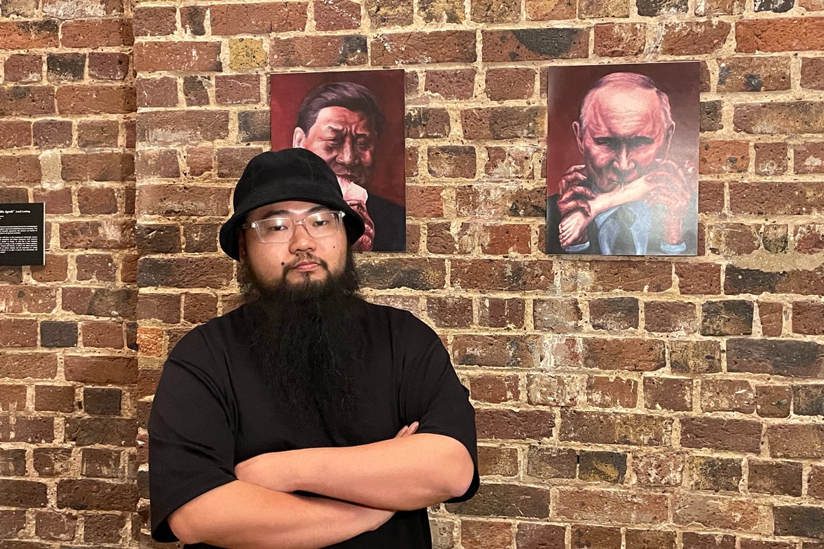 多名中港艺术家在伦敦举办主题为“被北京禁止”的展览,展出目前在中国和港难以展出的政治艺术作品。澳大利亚华裔艺术家巴丢草是参展者之一。他过去的展览屡遭中共阻挠,但他说这种威胁一定程度上成为创作的材料。他说,艺术家追求自由,中共则将敢于自由表达的艺术家视为威胁。