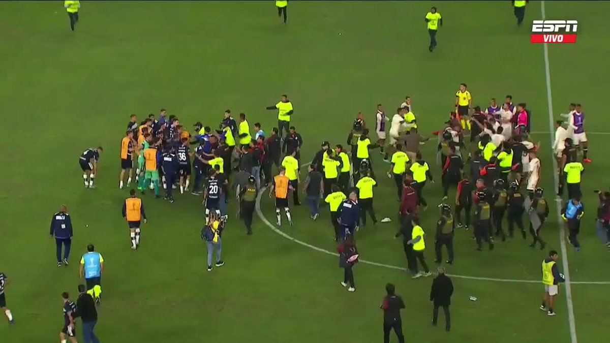 LOCURA TOTAL: BATALLA CAMPAL TRAS EL FINAL DE UNIVERSITARIO VS. GIMNASIA EN LA CONMEBOL #SUDAMERICANA. 📺 #ESPNenStarPlus