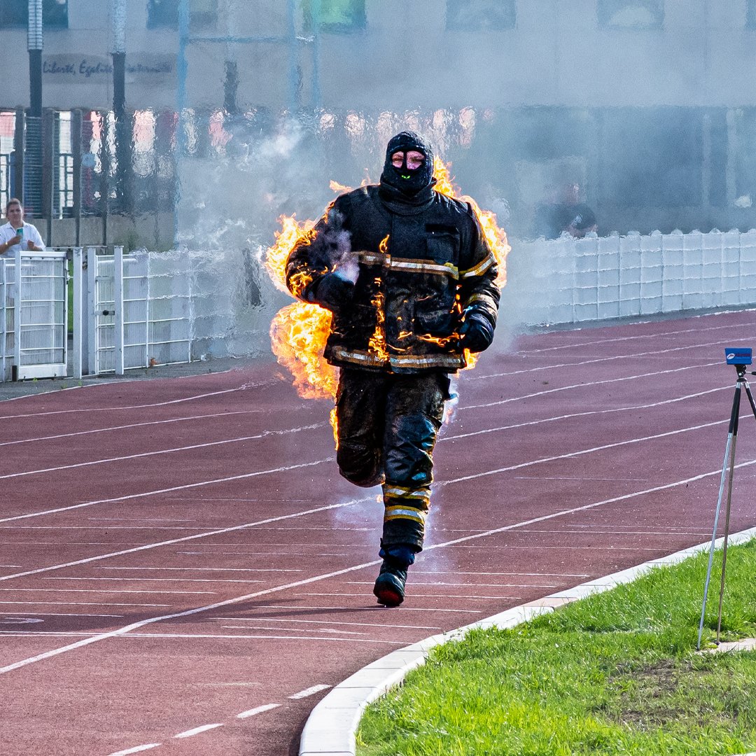 New record: The fastest full body burn 100 m sprint without oxygen - 17 seconds by Jonathan Vero (France) Jonathan also set the record for the farthest distance ran in full body burn during this attempt at 272.25 metres! 🔥