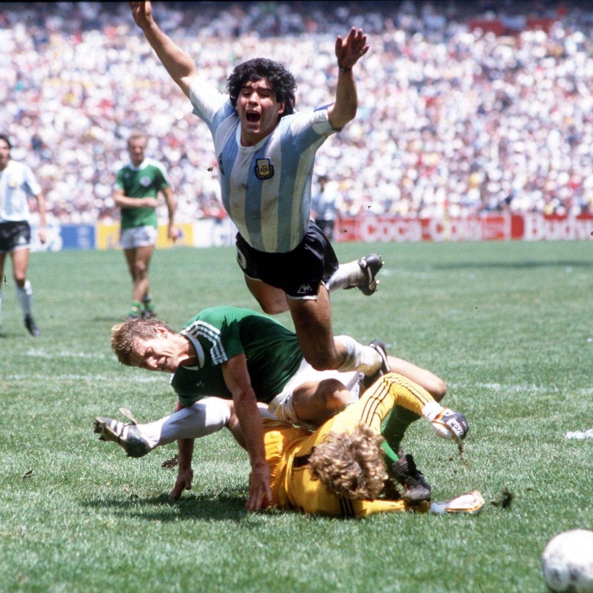 🇦🇷 Un día como hoy en 1986, 🇦🇷 Selección Argentina ⭐⭐⭐ y Maradona eran campeones del mundo. 🏆 En esa #CopaMundialFIFA, Diego lideró y brilló, pero también 𝐫𝐞𝐬𝐢𝐬𝐭𝐢𝐨́ a todo esto. 😮