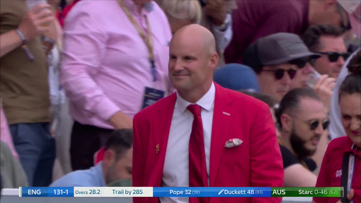A standing ovation for Sir Andrew Strauss as he makes his way around the boundary on #RedForRuth Day at Lord's 👏❤️
