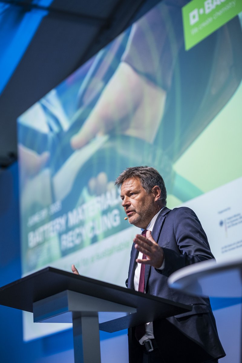 🎤Minister Robert #Habeck spricht bei der BASF zu Klimaschutz und Veränderung. Davon, dass beides Zumutung bedeutet, aber auch Chancen. Von der großen grünen Transformation und wie sie vor Ort in der Lausitz ganz konkret wird - und gelingt. 👇