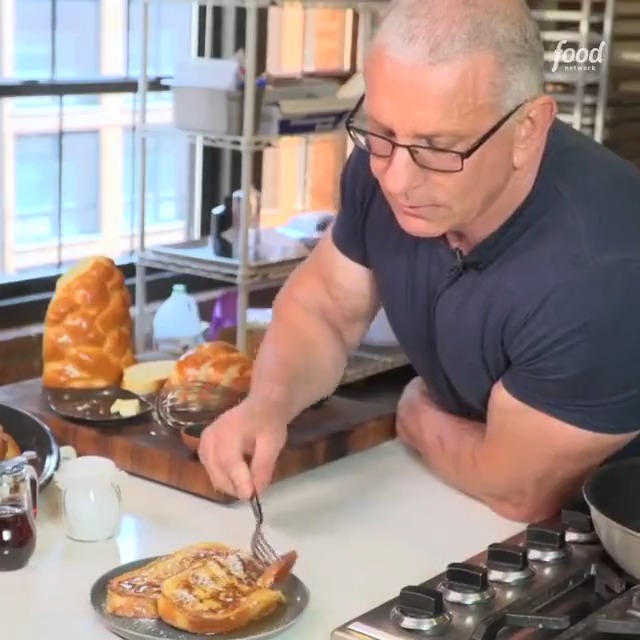 FACT: This is the only French toast recipe you'll ever need 💯 Get the recipe: Don't miss Robert Irvine on an all-new episode of #Outchefd, tonight @ 9:30|8:30c!