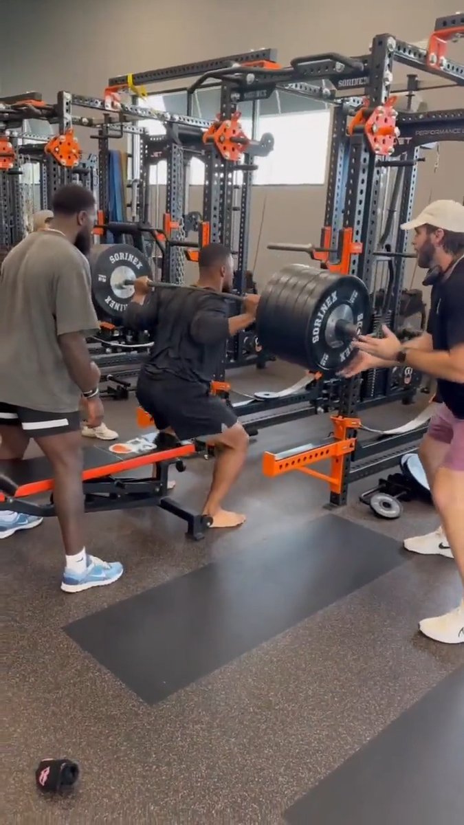585 is light work for SaQuads. 💪 📹: via Saquon Barkley