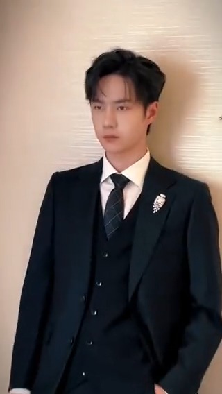 Here comes our new CEO #WangYiBo!🤩 新任的CEO已上线！#王一博🤩 #YOUKU #优酷