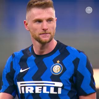 ล kriniar dalam balutan ๐ค๐ ๐๏ธ 246 penampilan โฝ๏ธ 11 gol ๐ 5 trofi #ForzaInter