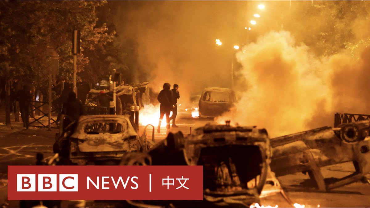巴黎郊区楠泰尔一名北非裔少年被警察开枪打死后,法国连续第三晚爆发骚乱,有近900人在周四晚被捕。 尽管当局试图平息民众情绪,并动用大批警力维持秩序,但各地商店仍遭洗劫,数千辆汽车被点燃。 BBC记者报导说,该案件背后是民众对当局郁积已久的愤怒,包括对警方执法、种族问题和社会不公的不满。