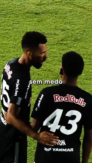 Já pensou em ouvir tudo o que os jogadores falam durante uma partida de futebol? 👀 O nosso aniversariante 🥳 do dia foi microfonado em uma partida neste ano e você pode ficar por dentro de toda a resenha na Massa Bruta TV! 🎥 📺: #RedBullBragantino