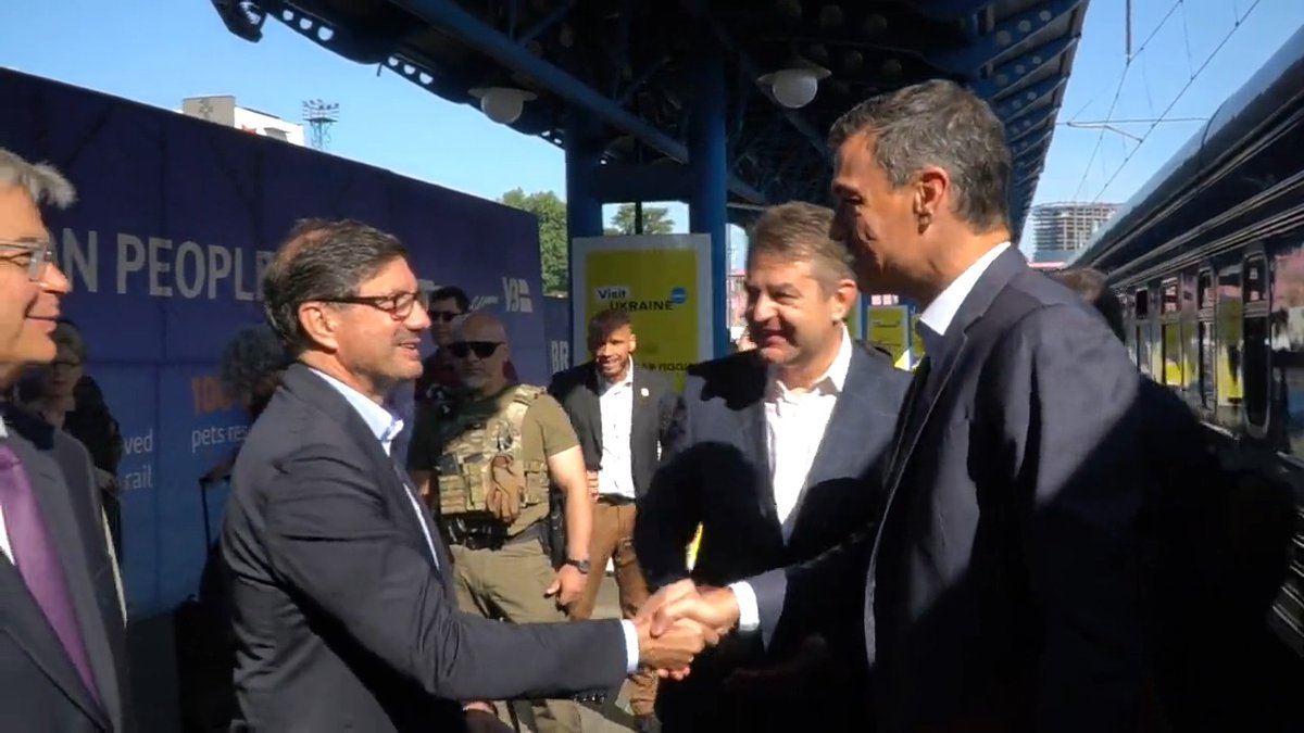 Ya en Kyiv. He querido que el primer acto de la Presidencia española del Consejo de la UE, sea en Ucrania junto a Volodymyr Zelenskyy / Володимир Зеленський. Trasladaré a su Gobierno y al Parlamento toda la solidaridad europea. Mantendremos el apoyo al pueblo ucraniano hasta que la paz regrese a Europa.