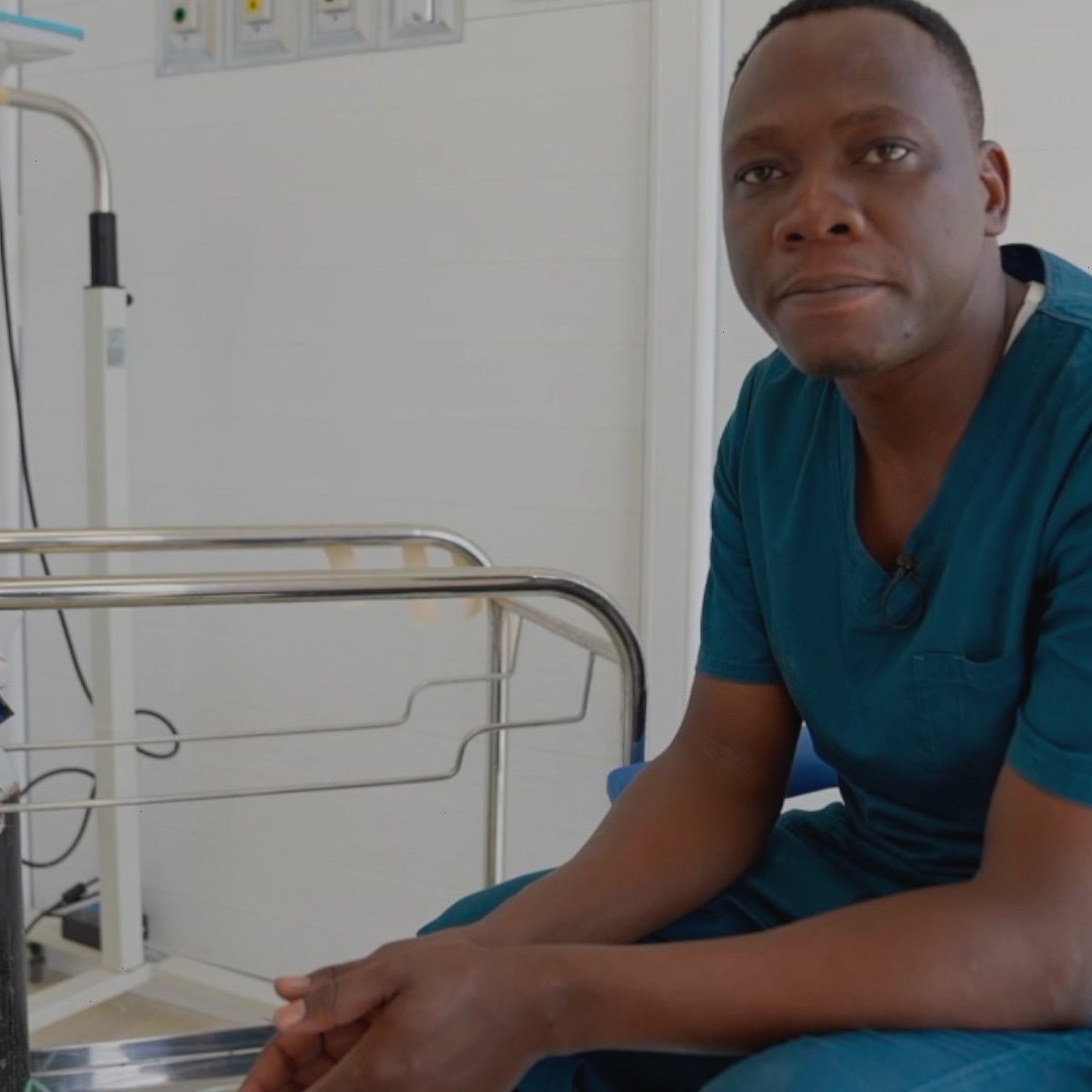 Tanzanian nurse Wilson Fungameza saw many premature babies die in the neonatal unit where he worked. Breathing aid machines are expensive and not widely available. So, Wilson devised his own machine using materials easily available in hospitals, with remarkable results. 📹