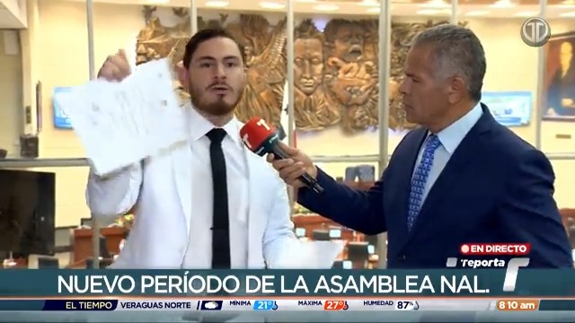 “No hay un lugar donde yo voy y los firmo, ellos me retienen los documentos para yo no poder firmarlos”, respondió el diputado Juan Diego Vásquez, luego de que su colega @raulpineda8_6 dijo que él había dejado de firmar las actas de comisión. #PeríodoLegislativo #TReporta