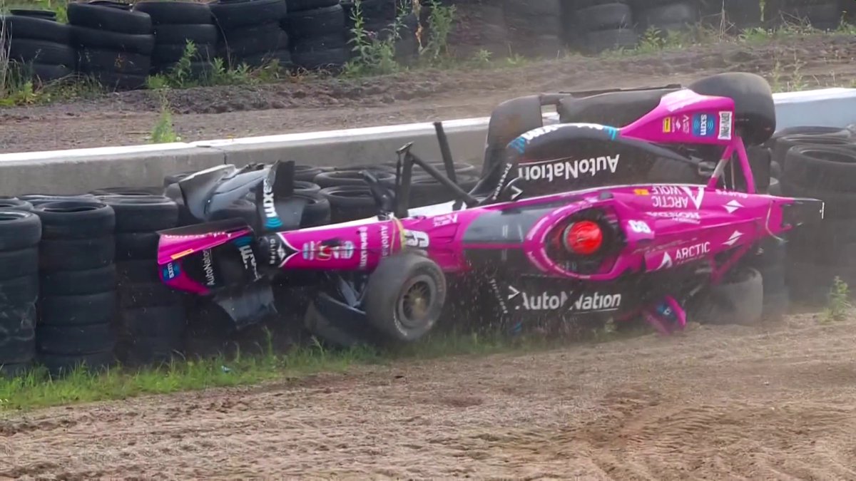 C'est l'image du jour en #Indycar : énorme crash pour Simon Pagenaud. Le français est sorti de sa monoplace 🙏