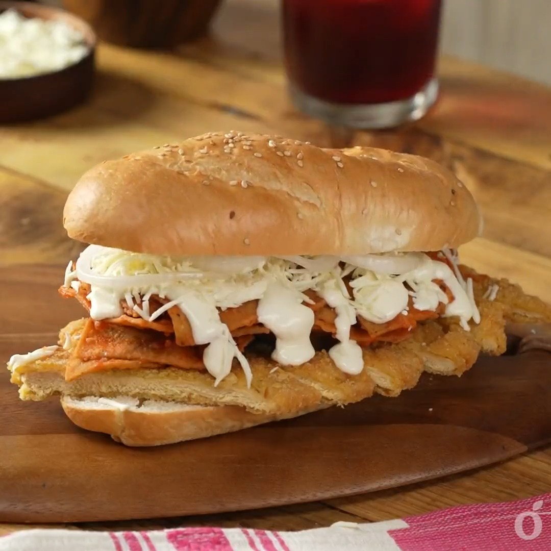 Esta torta de chilaquiles rojos con milanesa es la opción perfecta para almorzar, pues es una receta deliciosa y llenadora Receta 👉