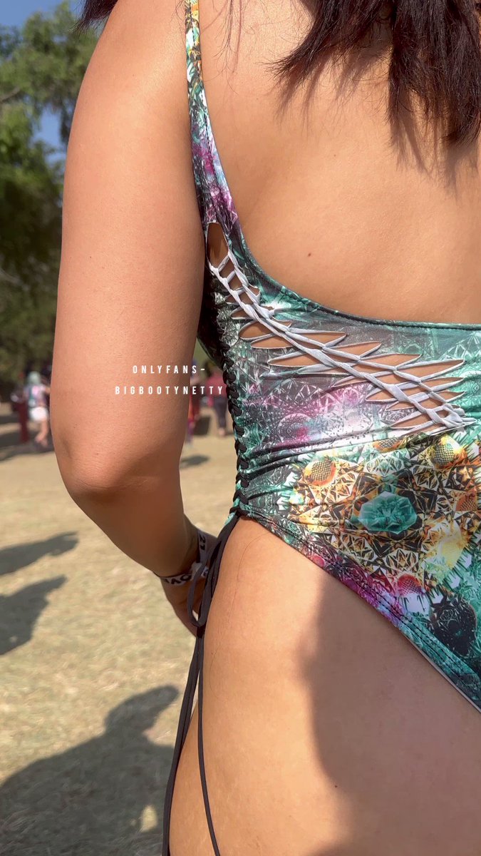 POV- your walking behind me at a fest 😈👀🍑😍
