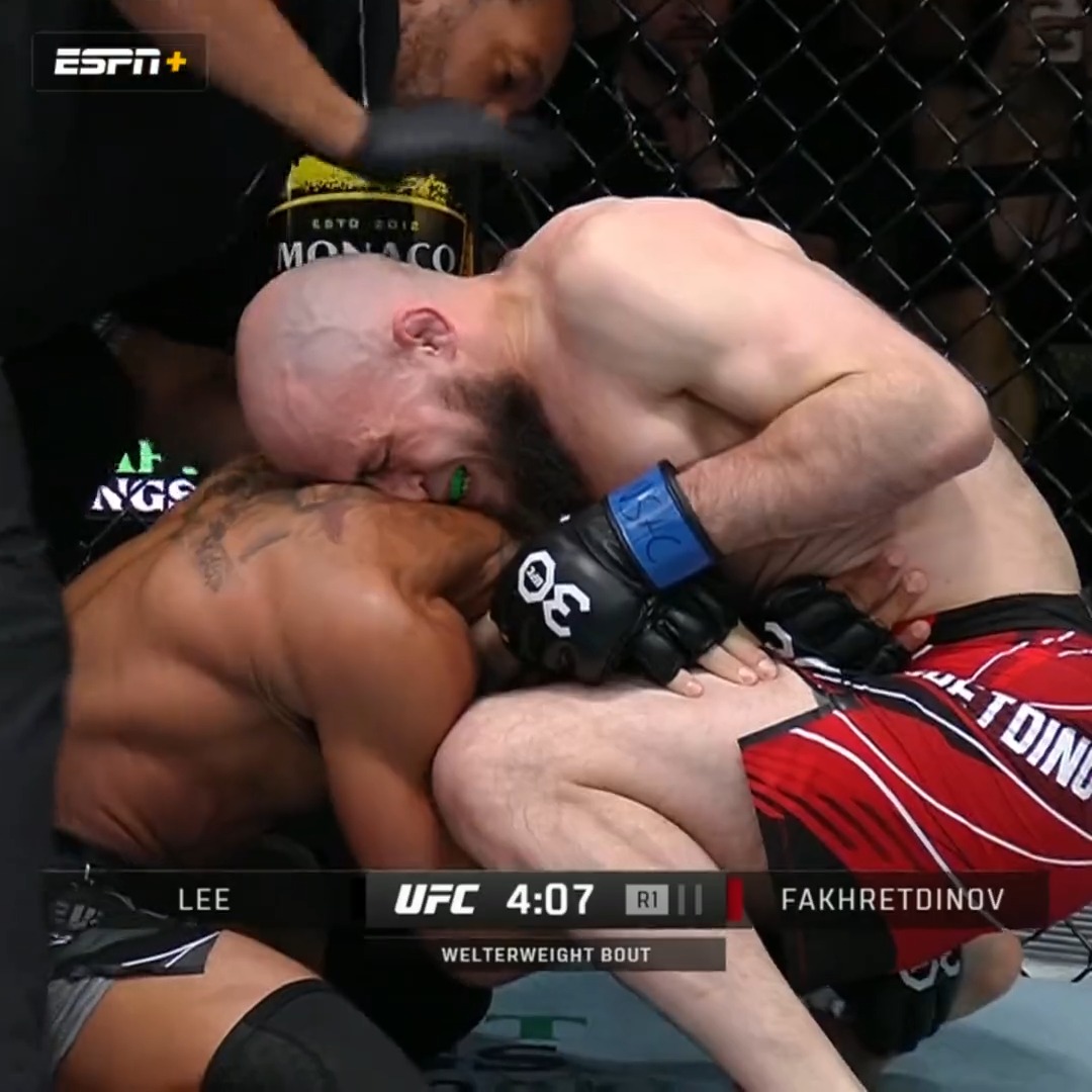 It doesn’t get tighter than this 😳 #UFCVegas76