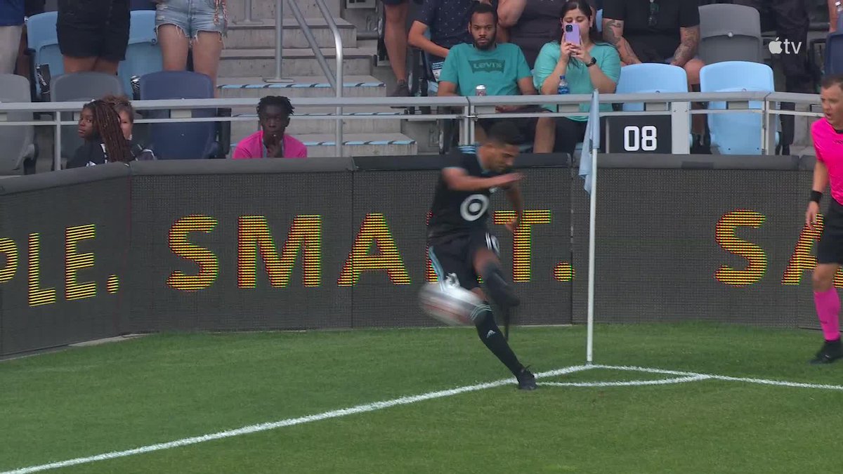 Emanuel Reynoso hit the Olimpico right before half 💫 (via Major League Soccer)