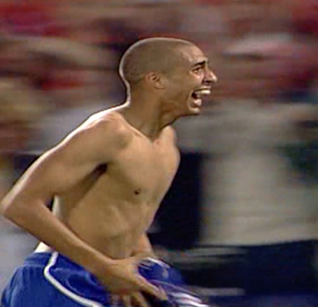 Il y a 23 ans, jour pour jour, David Trezeguet 🇫🇷 permettait aux Bleus de réaliser un doublé alors inédit, Mondial 1998 et Euro 2000. Grace à ce but en or massif :