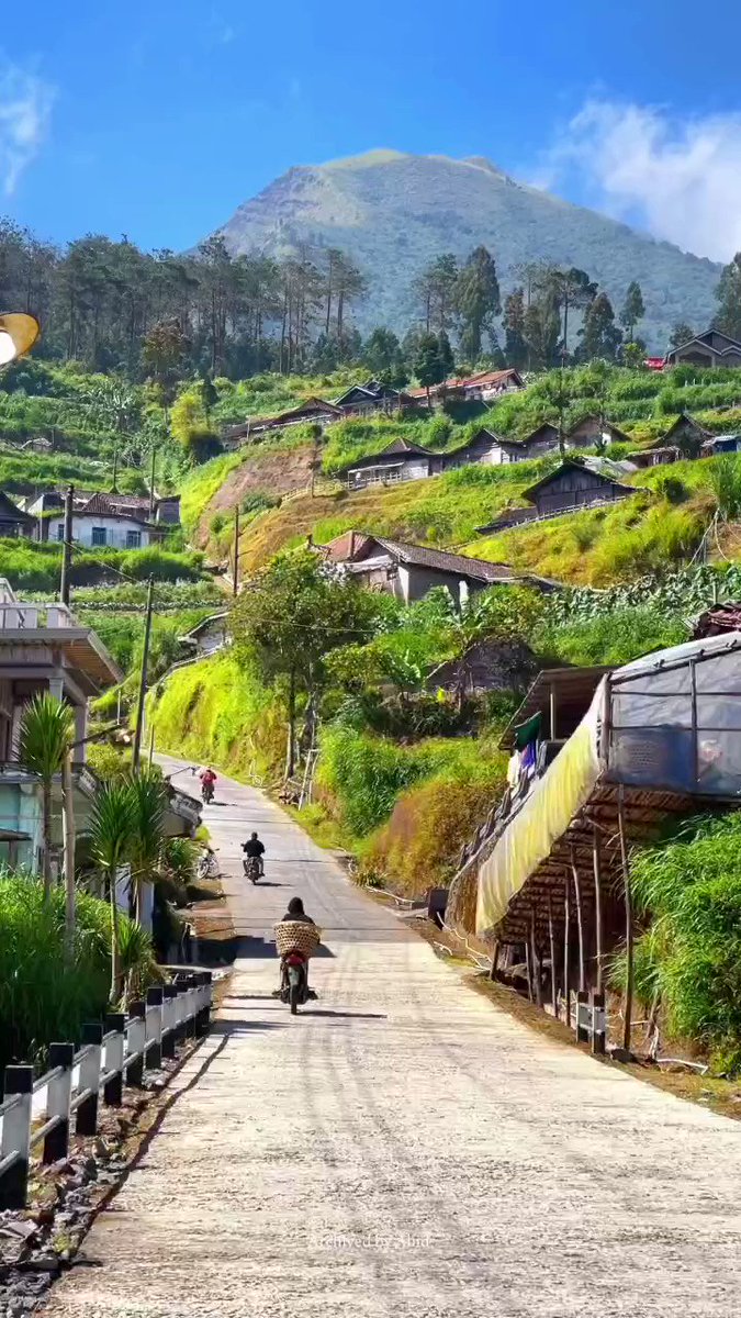 Another hidden gems di lembah Merbabu 🏡⛰️ Kalau kesini pastikan kendaraan motor atau mobil dalam kondisi prima ya. Karena tanjakan menuju kesini curam 😬 📌 Dusun Kesingan Duwur, Desa Kenalan, Kec. Pakis, Kab. Magelang, Jawa tengah 📸: Abidmuslich_r