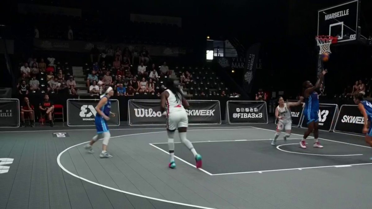 🏀 #STADE2 | Cette semaine à Marseille, se déroulaient les Women's Series de basket 3x3, une compétition remportée par les Françaises 🇫🇷. En offrant des matchs spectaculaires avec énormément d'intensité, le basket 3X3 est une jeune discipline qui séduit de plus en plus 🔥