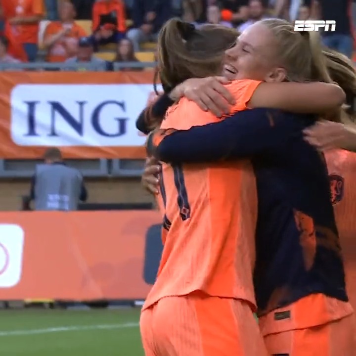 Bliksemstart Oranje dankzij Lieke Martens in uitzwaaiwedstrijd tegen België! ⚡️