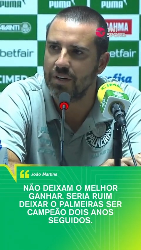 "É POR COISAS ASSIM QUE O FUTEBOL BRASILEIRO NÃO TEM CREDIBILIDADE LÁ FORA!" CACETADA! O João Martins, auxiliar técnico do Palmeiras, rasgou o verbo na coletiva após o empate contra o Athletico!