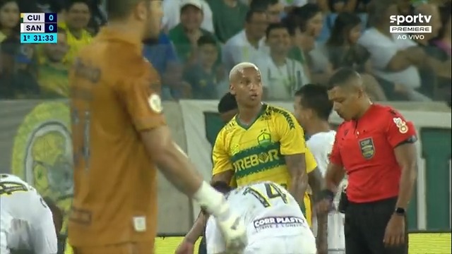 Deyverson viu o Mendoza no chão e fez sinal para o banco do Santos fazer a substituição. Não bastasse isso foi olhar a parte de trás da camisa do Rodrigo Fernández, e disse: “Quem é você?” 📽️: GE