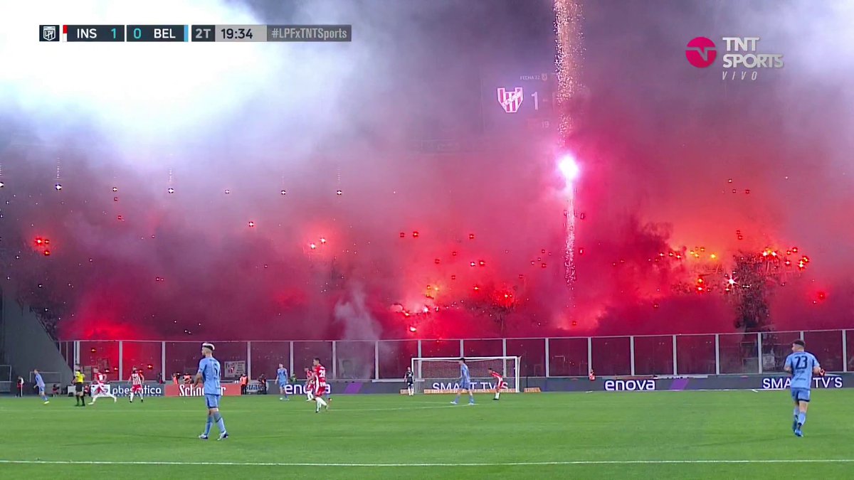 La fiesta que metió Instituto en el Kempes contra Belgrano, por favor. El fútbol argentino es único. 🇦🇷🚬