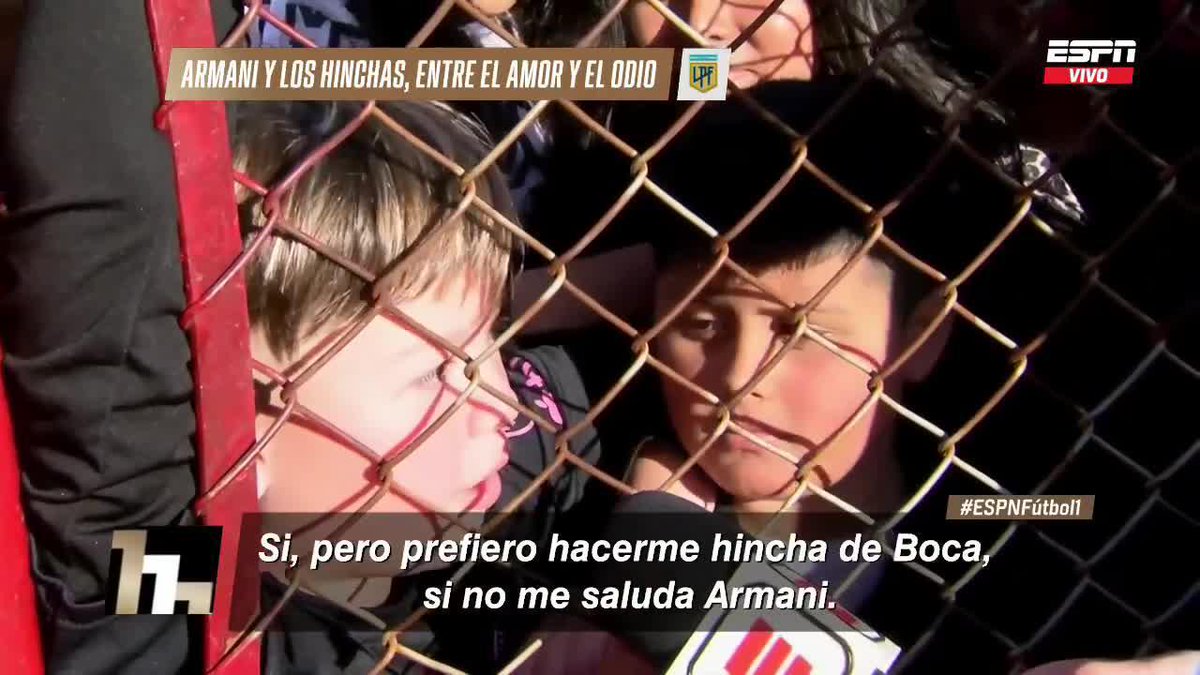 “Soy de River, pero prefiero hacerme hincha de Boca, si no me saluda Armani”. Las quejas de los nenes en la cancha de Barracas Central. El Producto es maravilloso. 😅🇦🇷