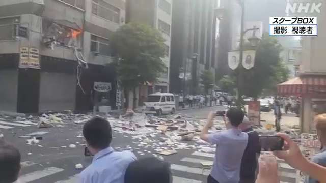 【速報 新橋のビルで爆発か】 東京消防庁によりますと、3日午後3時15分ごろ、東京 新橋のビルで「爆発音とともに煙が出ている」と通りかかった人から通報がありました。東京消防庁が消火活動にあたっています。 #nhk_video