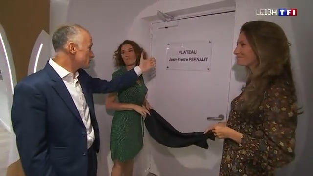 🔴 𝐇𝐨𝐦𝐦𝐚𝐠𝐞 𝐚̀ 𝐉𝐞𝐚𝐧-𝐏𝐢𝐞𝐫𝐫𝐞 𝐏𝐞𝐫𝐧𝐚𝐮𝐭 Le plateau des JT où Marie-Sophie Lacarrau, Anne-Claire Coudray et Gilles Bouleau vous retrouvent tous les jours porte désormais son nom, regardez 📺 TF1 Thierry Thuillier Maylis Carçabal Aline Pivot Caroline Stevens